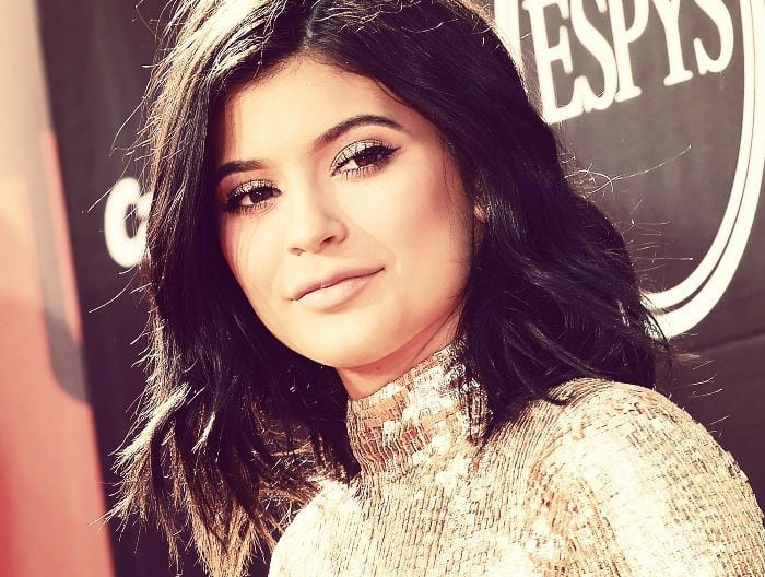 Kylie Jenner se dejó tocar los glúteos en la calle. (AFP)