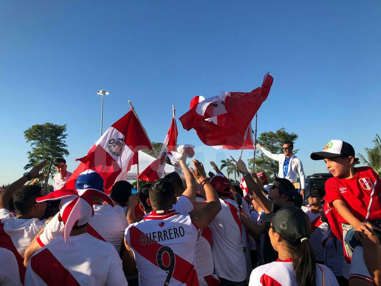 Miles de peruanos llegaron al  Hard Rock Stadium de Miami para poder alentar a la selección en su partido amistoso contra Croacia.