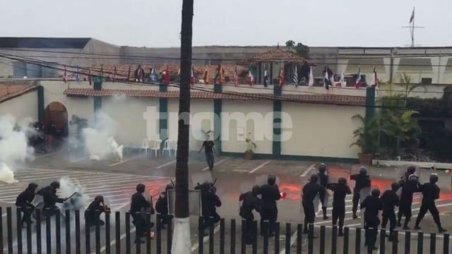 Así fue el enfrentamiento entre policías y trabajadores del restaurante Costa Verde por desalojo [FOTOS Y VIDEOS]  - 1