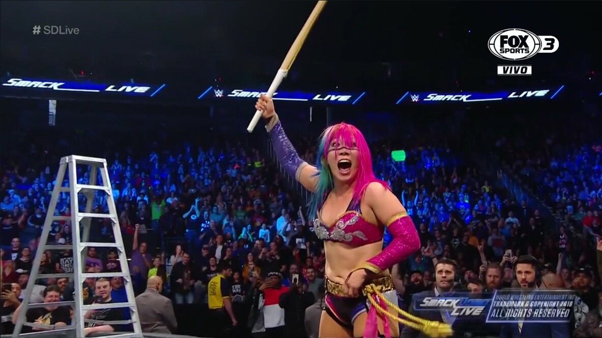 Asuka al final celebró, tras castigar a Charlotte y Becky Lynch. (WWE)