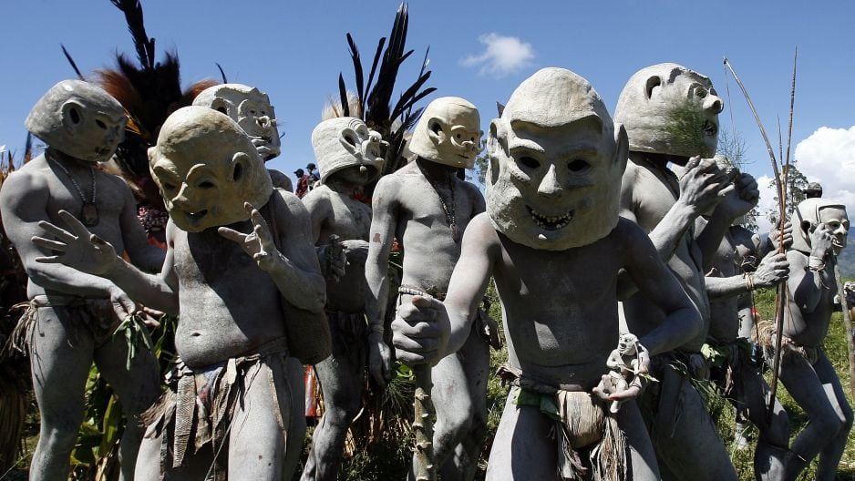 Una pareja fue atacada por nativos en Papúa Nueva Guinea. (The Sun, AFP)