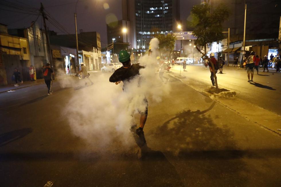 Enfrentamientos entre la policía y los manifestantes en el Centro de Lima.