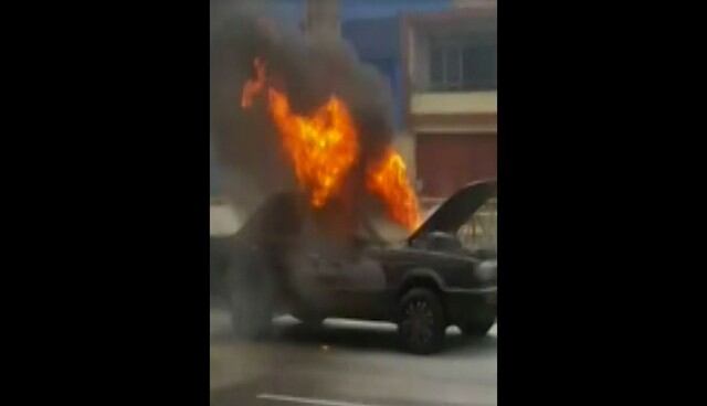 Auto se prende en llamas y causa caos y desorden. Foto: Captura de Canal N