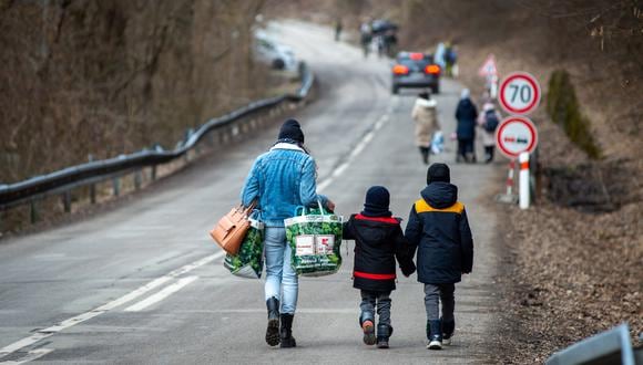 Cientos de personas huyen del conflicto en Ucrania buscando salir por tierra en las fronteras. (Foto: PETER LAZAR / AFP)