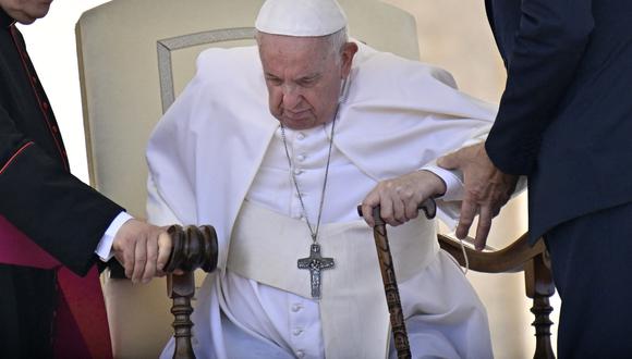 Se ayuda al Papa Francisco a levantarse de su asiento al final de la audiencia general semanal el 8 de junio de 2022 en la Plaza de San Pedro en el Vaticano. (Foto de Alberto PIZZOLI / AFP)