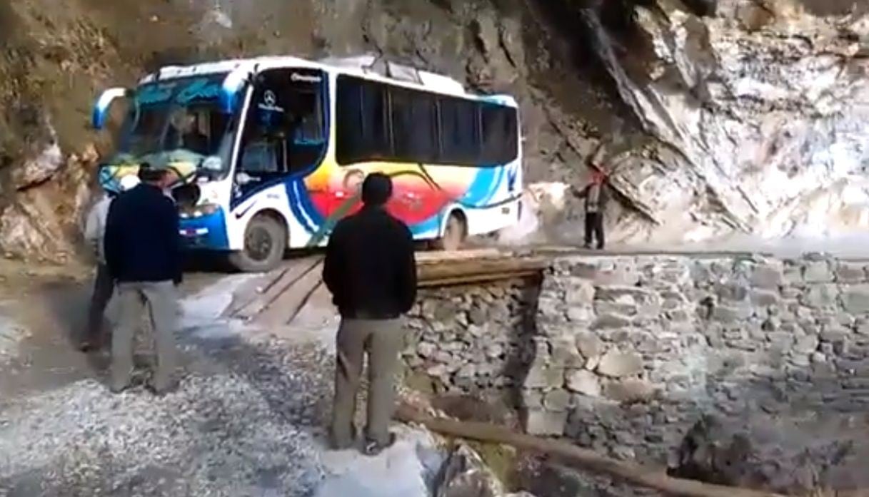 Bus pasa por peligrosa carretera en Cajamarca. Foto: Captura de pantalla de Facebook