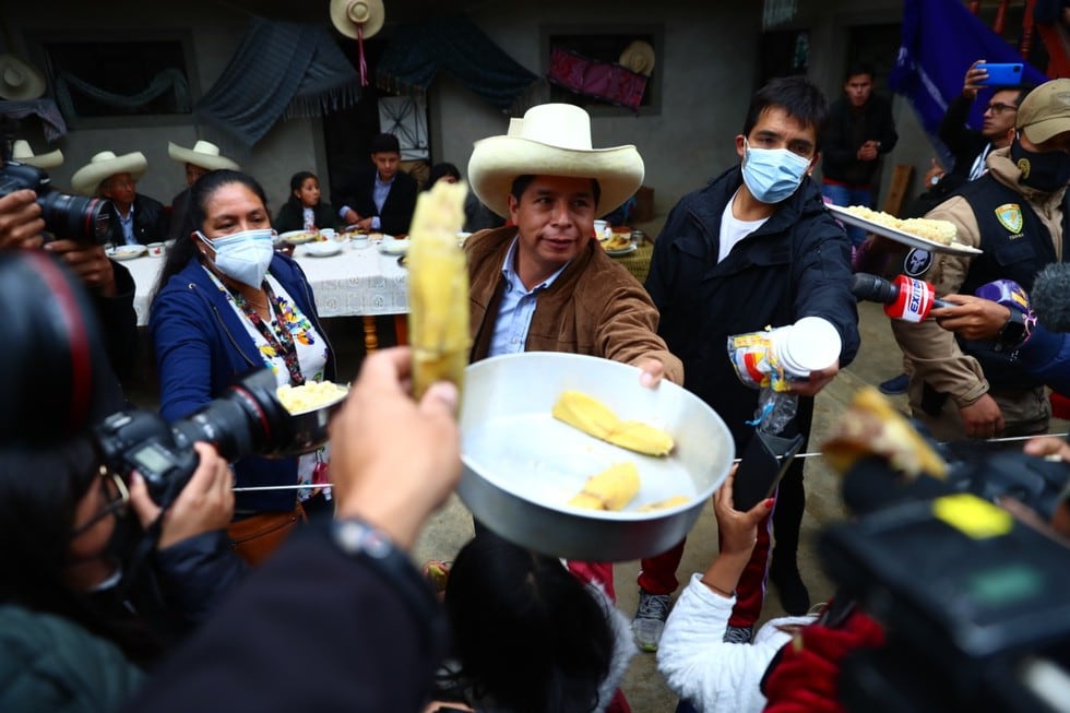 El candidato de Perú Libre, Pedro Castillo, realizó el tradicional desayuno electoral junto a su familia, sus padres y allegados. También repartió panes y tamales a la prensa. (Fotos: Hugo Curotto / @photo.gec)