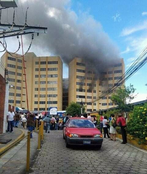 Se informa que se encuentran atrapadas varias personas en el edificio en El Salvador.