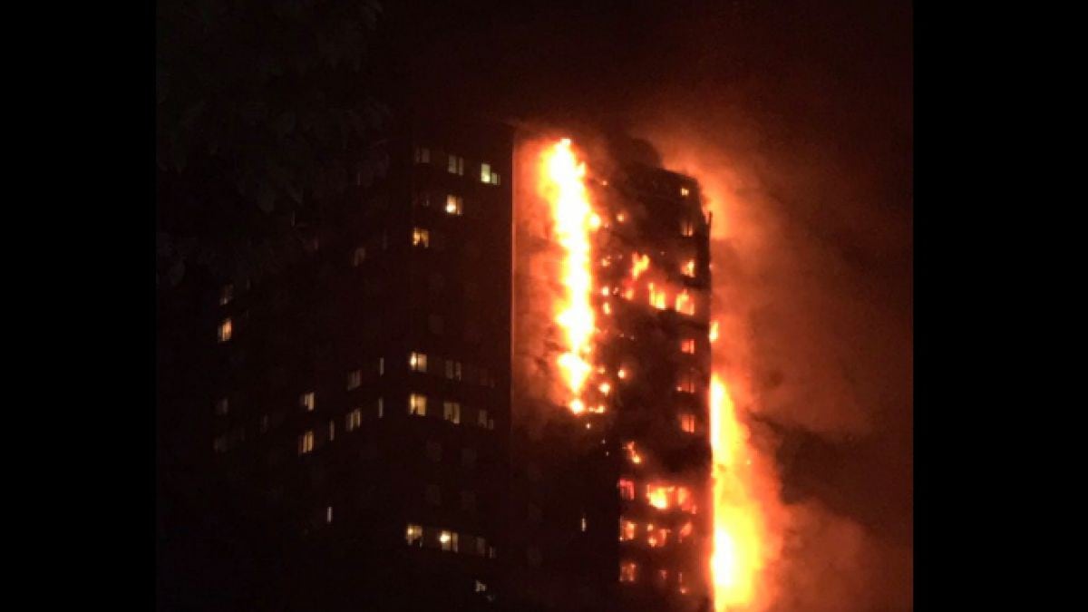 Son 200 bomberos los que luchas por apagar el incendio que se desató en un edificio de 30 pisos en Londres.