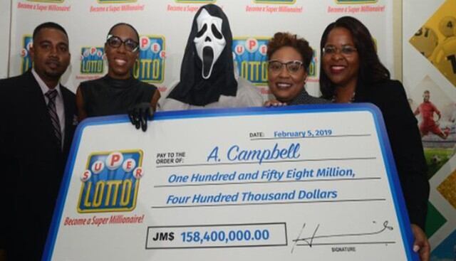 Fue con máscara a cobrar para que familiares y amigos no lo reconozcan. ‘Fantasma’ganó 158 millones en Jamaica.