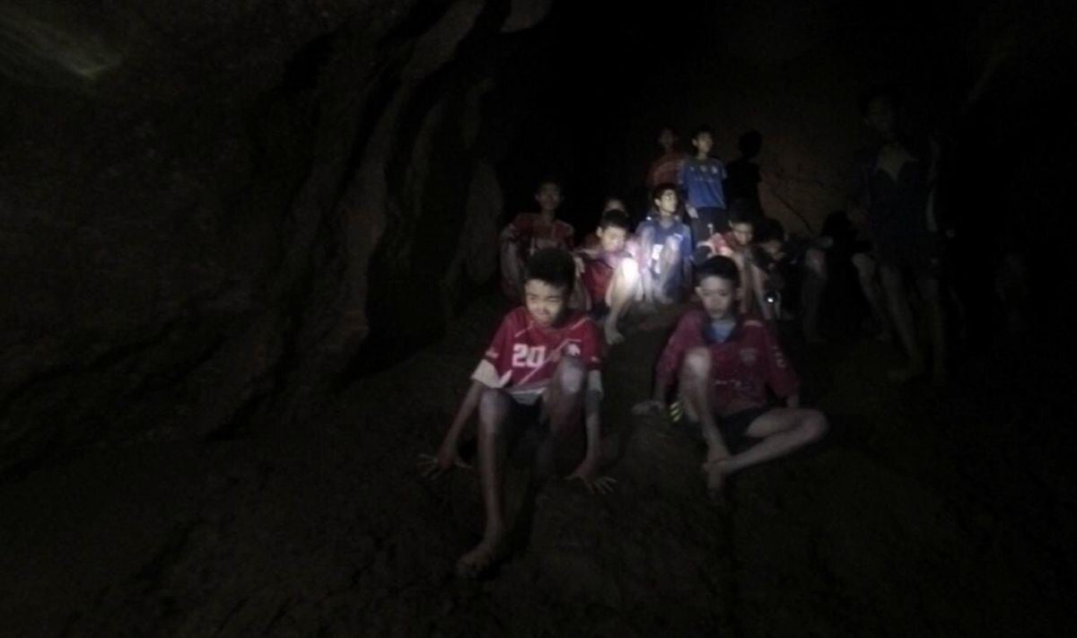 FIFA "feliz" por hallazgo con vida de 12 niños futbolistas perdidos en cueva de Tailandia hace 9 días