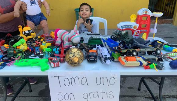 Un niño de 6 años puso un puesto para regalar juguetes a quienes no recibieron nada en Navidad. (Foto: Denisse Dominguez Aguilar / Facebook)