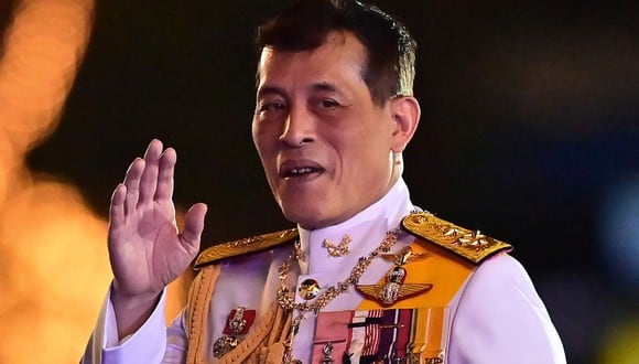 El rey Maha Vajiralongkorn de Tailandia saluda a los partidarios realistas durante una ceremonia para conmemorar el cumpleaños del difunto rey tailandés Bhumibol Adulyadej en Sanam Luang en Bangkok el 5 de diciembre de 2020. (Foto de Lillian SUWANRUMPHA / AFP)