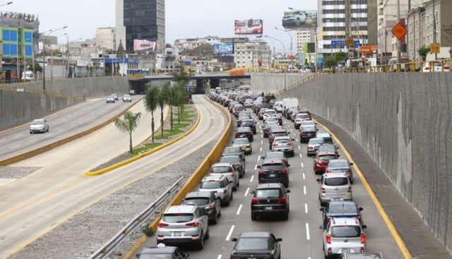 Largas filas de vehículos se pudo ver a lo largo de la Vía Expresa de Paseo de la República. (Fotos: Jesús Salcedo)