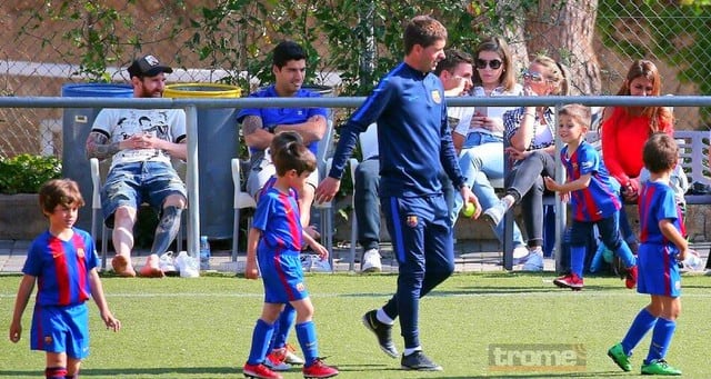 LIonel Messi  Luis Suárez dieron lección de sencillez en academia de fútbol en de Barcelona.