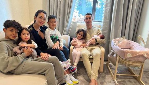 Cristiano Ronaldo y Georgina Rodríguez presentaron a su nueva familia. (Foto: Instagram)