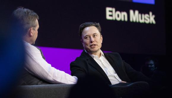 Esta imagen del folleto publicada por TED Conferences muestra al jefe de Tesla, Elon Musk (derecha), hablando con el director de TED, Chris Anderson, en la conferencia TED2022. (Foto de Ryan Lash / TED Conferences, LLC / AFP)