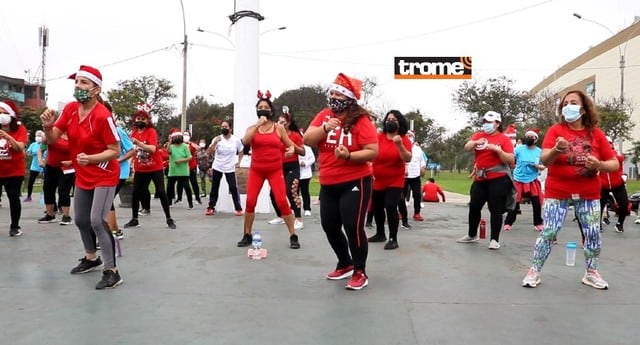 Profesores de baile, con look navideño de 'Papá Noel fitness', motivan a realizar ejercicios hasta al ritmo de 'Burrito Sabanero' y otros villancicos. (Trome)