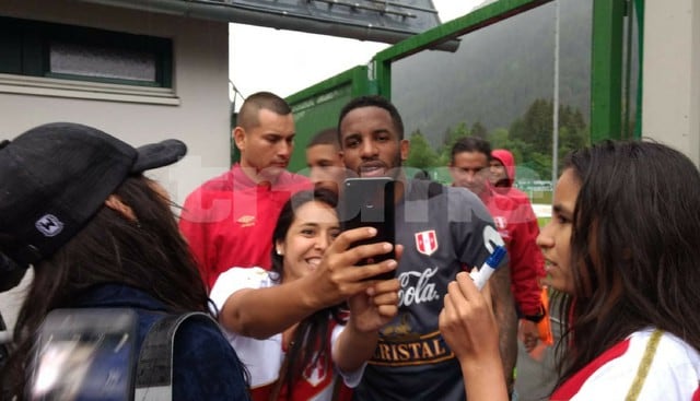 Selección peruana firma autógrafos tras entrenamientos en Austria. (Fotos: Trome.pe)