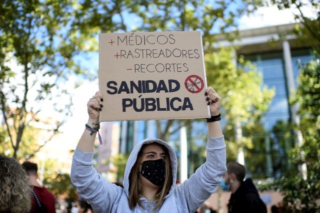 Centenares de personas se concentraron este domingo en Madrid para protestar contra las restricciones que impuso el Gobierno regional en el sur de la ciudad para hacer frente a la pandemia de coronavirus.  (Foto: OSCAR DEL POZO / AFP)