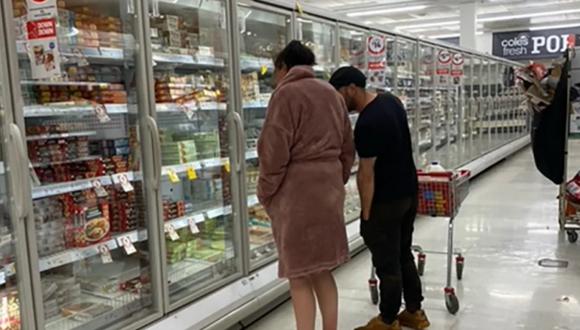 La forma de vestir de algunos compradores en los supermercados sigue llamando la atención en algunas personas. (Foto: Yahoo! News)