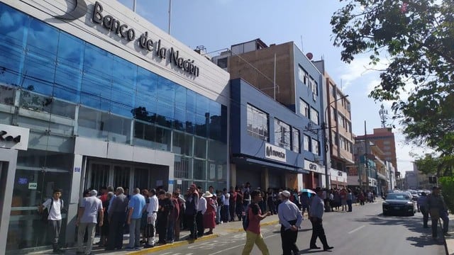 Largas colas se formaron en las sucursales del Banco de la Nación en Tacna por el paro de trabajadores. (Foto: Radio RCC Tacna)