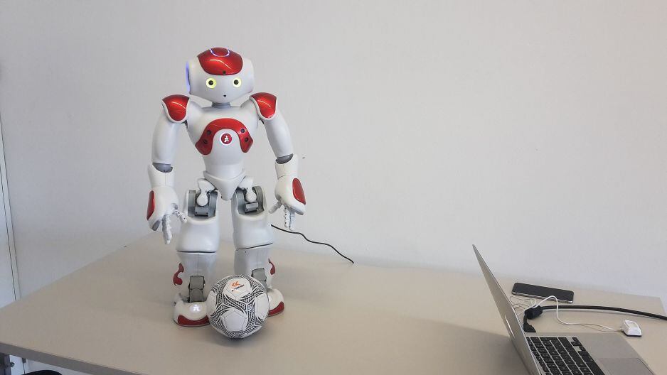 Conoce a ‘Gardelito’, el robot argentino que habla, baila y juega fútbol. (EFE)