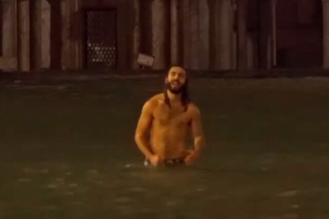 Venecia: Hombre 'nada' en medio de la plaza de San Marcos Inundada. (Foto: RT/YouTube)