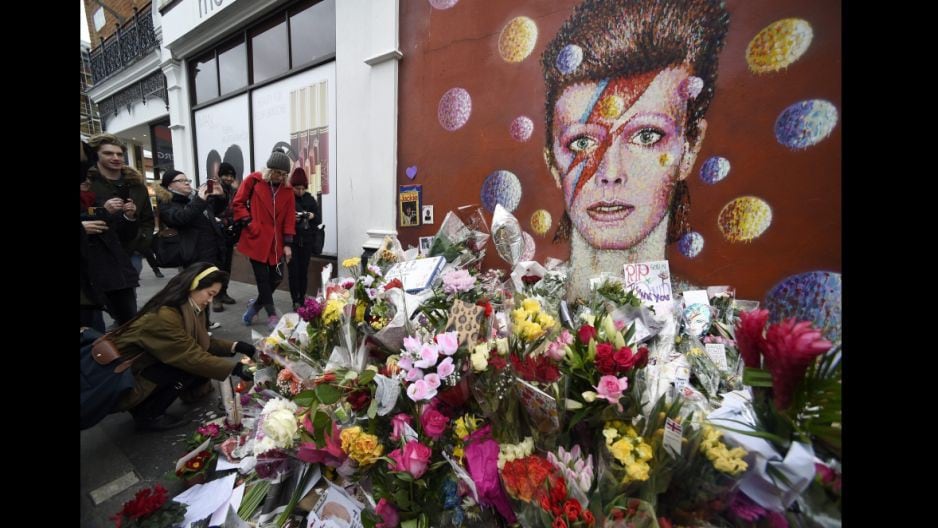 En Brixton, lugar de nacimiento de David Bowie, los seguidores del reciente fallecido cantante convirtieron en santuario el mural con la imagen del ícono del rock. (Foto: Agencias)