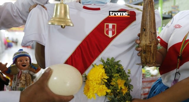Curanderos hacen ritual con ruda, huevo, campana, flores y palo santo a la camiseta de la selección. (Trome / Violeta Ayasta)