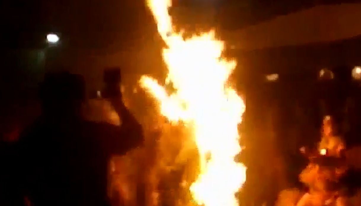 Bailarina se prendió en llamas en plena presentación en Iquitos.