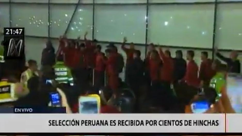 Selección peruana llegó a Lima y fue recibida por cientos de hinchas en el aeropuerto