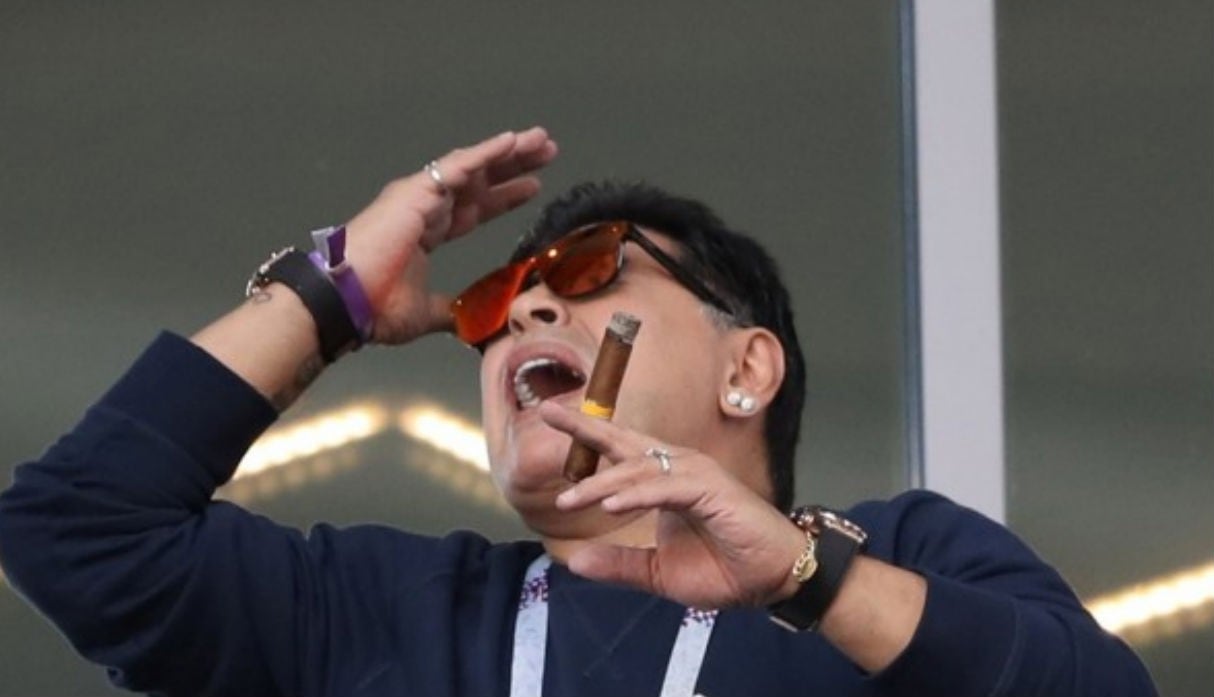 Diego Maradona fue captado fumando en pleno partido de Argentina vs Islandia.