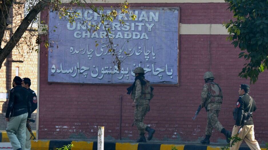 El ataque a la universidad fue en represalia a una ofensiva del ejército en las zonas tribales fronterizas con Afganistán, aseguró Uma Mansoor, comandante de los insurgentes. Foto: AFP