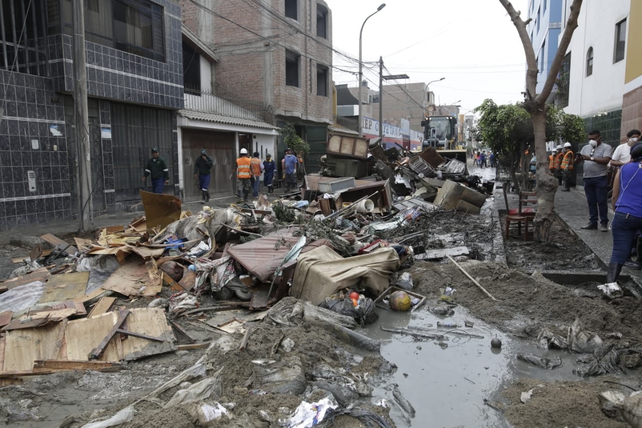 Miles de personas quedaron afectadas por el gran aniego de aguas servidas en San Juan de Lurigancho.