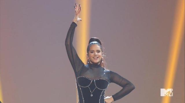 Rosalía realizó con gran éxito su primera presentación en los premios MTV Video Music Awards 2019. La española de 25 años puso a bailar a todos los presentes  en la gala. (Foto: Captura de pantalla)
