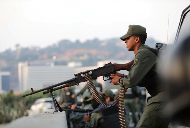 Guaidó y López se mantienen cerca de la base aérea militar La Carlota, donde el régimen dispone de material bélico.&nbsp;(Foto: Reuters)