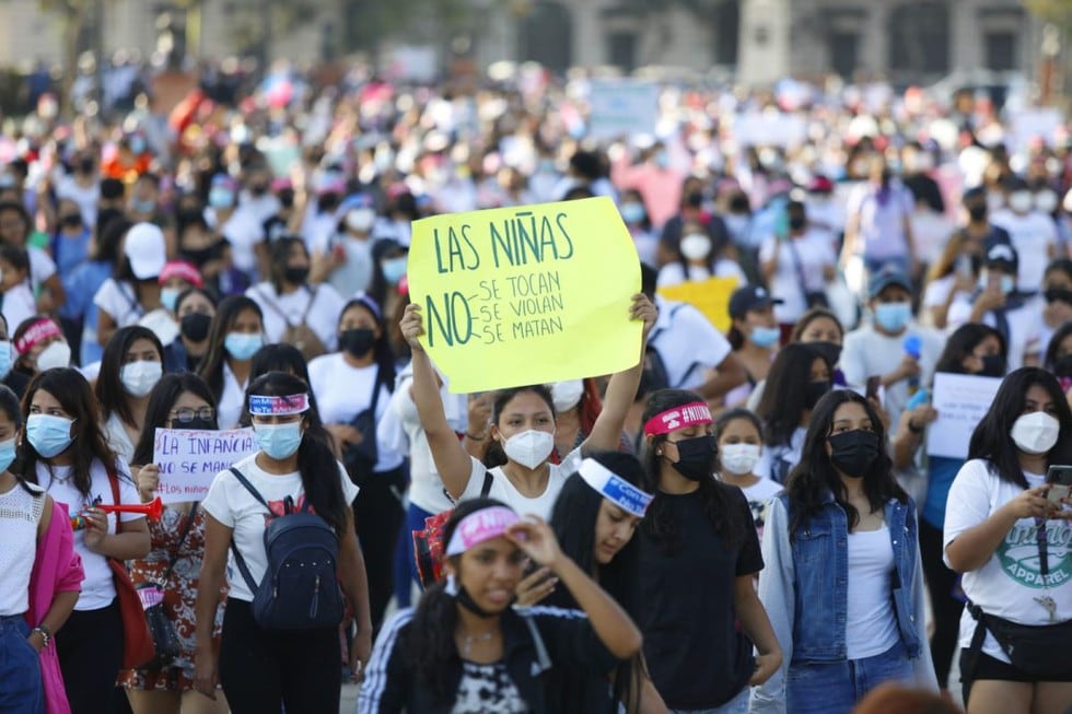 Cientos de personas se congregaron en la Plaza San Martín para exigir justicia para la pequeña de tres añitos abusada en Chiclayo. Foto: César Bueno @photo.gec