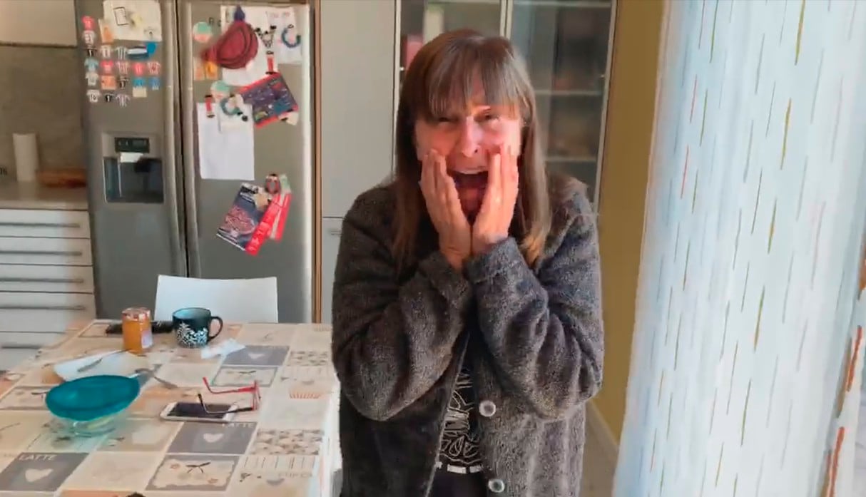 La madre de Ignacio Díez, en el video que se ha vuelto viral y en el que se emocionó con la visita de su hijo. (Facebook / Ignacio Díez)