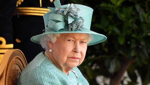 Isabel II se encuentra actualmente en su residencia de Windsor, a las afueras de Londres, encargándose tan solo de tareas ligeras de manera virtual. (Foto:  TOBY MELVILLE / POOL / AFP)
