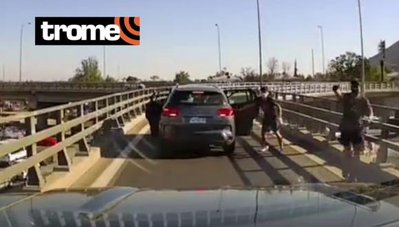 Un video viral muestra la temeraria reacción de un conductor al ver que intentaron asaltarlo al cruzar un puente elevado. | Crédito: @RaulGtzNR / Twitter