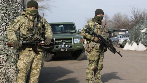 Militares ucranianos montan guardia en un puesto de control situado en las nuevas posiciones no lejos de la ciudad de Zolote, en la región de Lugansk. (Foto: Aleksey Filippov / AFP)