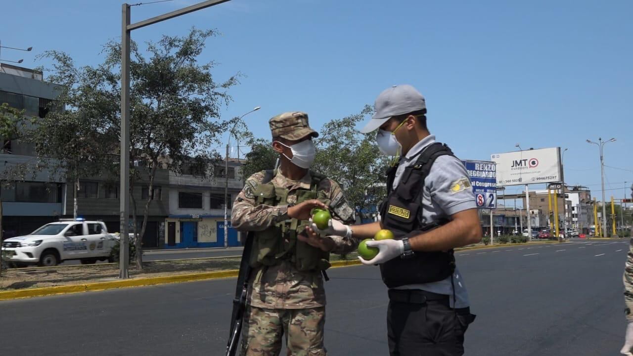La Municipalidad de La Victoria distribuyó naranjas entre los miembros de las fuerzas armadas y policiales, serenos, fiscalizadores y personal de limpieza del distrito. (Foto: Municipalidad de La Victoria)