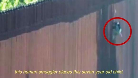 Las cámaras registran el momento exacto en el que el contrabandista desciende con la niña por el muro. (Foto: Captura)