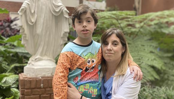 Hace 10 años Marcela Casal adoptó a Santiago luego de que fuera abandonado por sus padres en el Sanatorio Mater Dei, en Buenos Aires, Argentina. (Fb: Sanatorio Mater Dei)