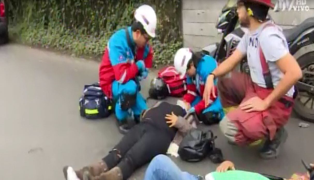 Embarazada de 7 meses sale volando de motocicleta tras sufrir falla mecánica. Foto: Captura de ATV Noticias