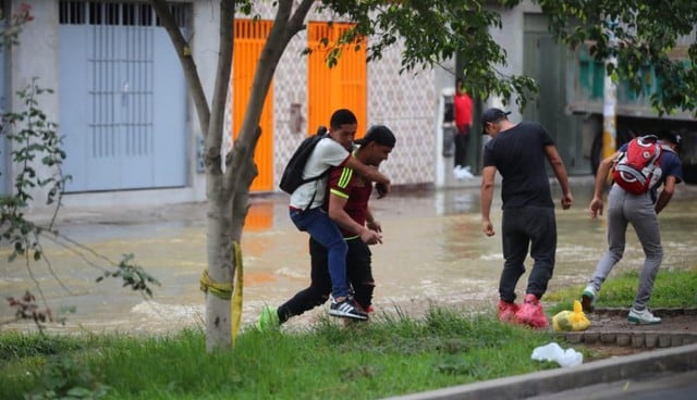 Los ciudadanos intentan cruzar la pista pese a inundación. (Foto: Giancarlo Ávila)
