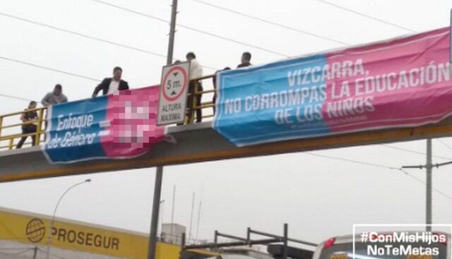 Esta mañana aparecieron carteles instalados en varios puentes de la Vía Expresa. Foto: Twitter de Con mis hijos no te metas