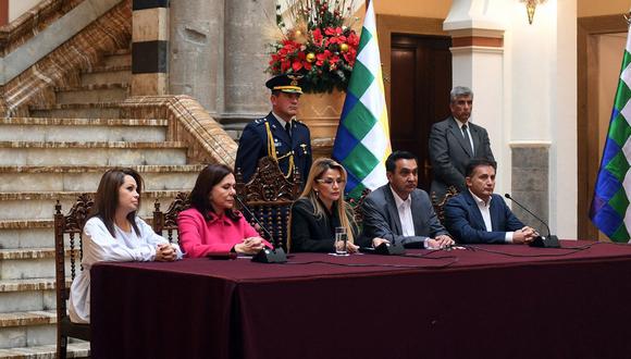 En esta imagen de archivo se aprecia a la expresidenta interina de Bolivia, Jeanine Anez, hablando junto a la canciller boliviana Karen Longaric (2da de la izquierda), la ministra de Comunicaciones Roxana Lizarraga (1ra de la izquierda), el ministro de Gobierno Yerko Núñez (2do derecha) y el ministro de Defensa Fernando Loperz (1ro derecha). (AFP / Presidencia Boliviana)