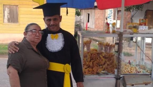 Vendedor ambulante de papas y palomitas se gradúa en Letras a los 52 años. (Foto: Samuel Cardoso Brito / Facebook)